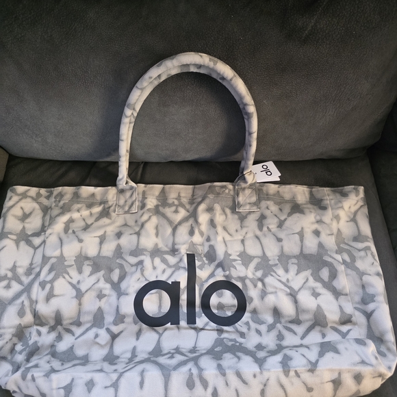 ALO Yoga Black and Gray Patterned Tote Bag - Picture 1 of 2